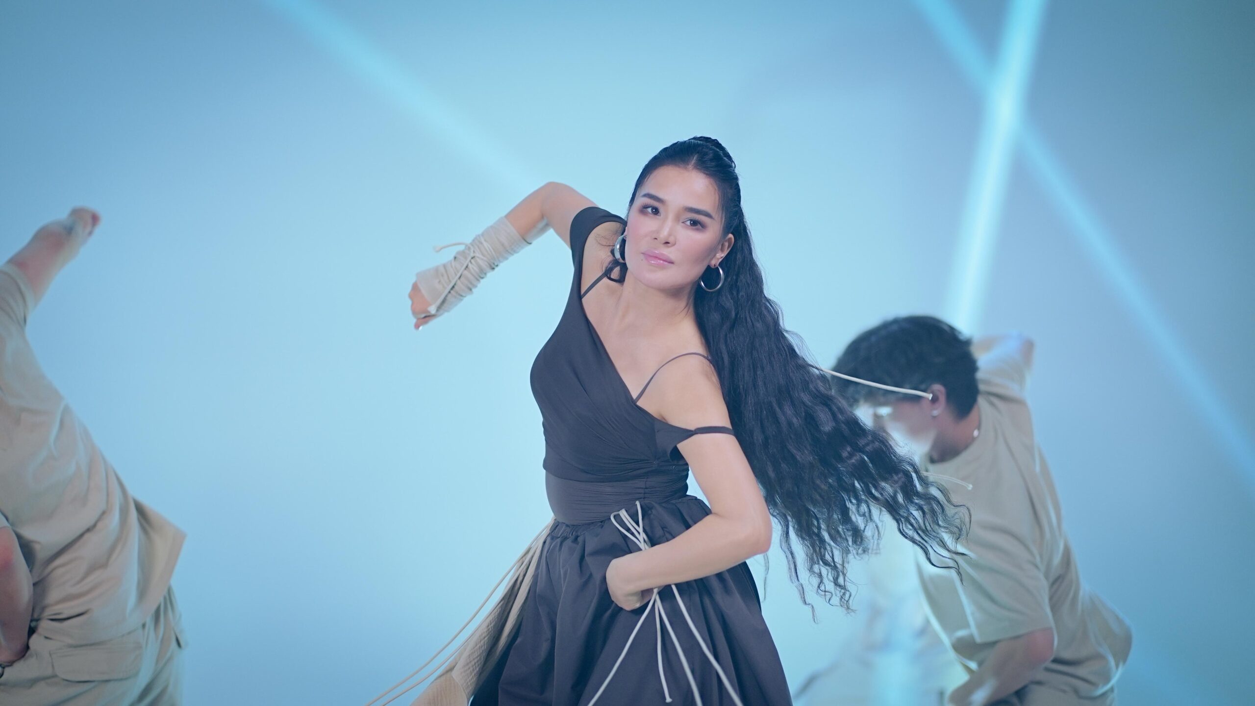 “Қазақ әйеліне мұндай образ жараспайды”: Айкерім Қалаубаеваның жаңа бейнебаяны желіні шулатты (ВИДЕО)