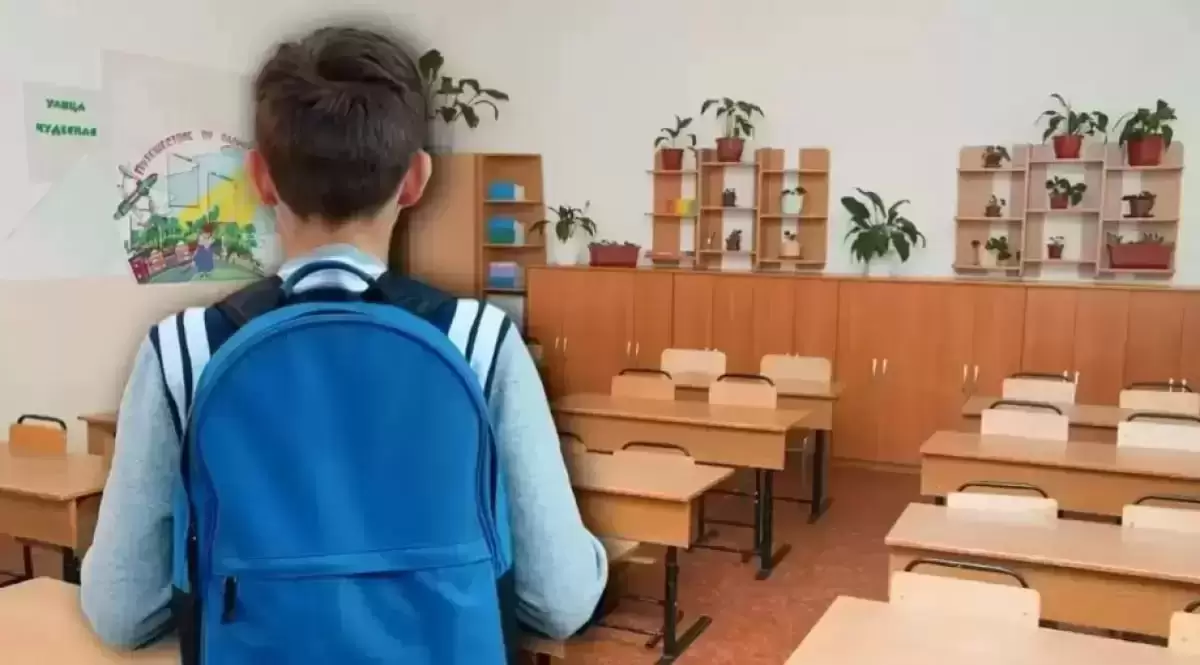 Павлодарда мектеп оқушысы мұғалімнің мойнынан ұстап, бірнеше секунд бойы қысып тұрған