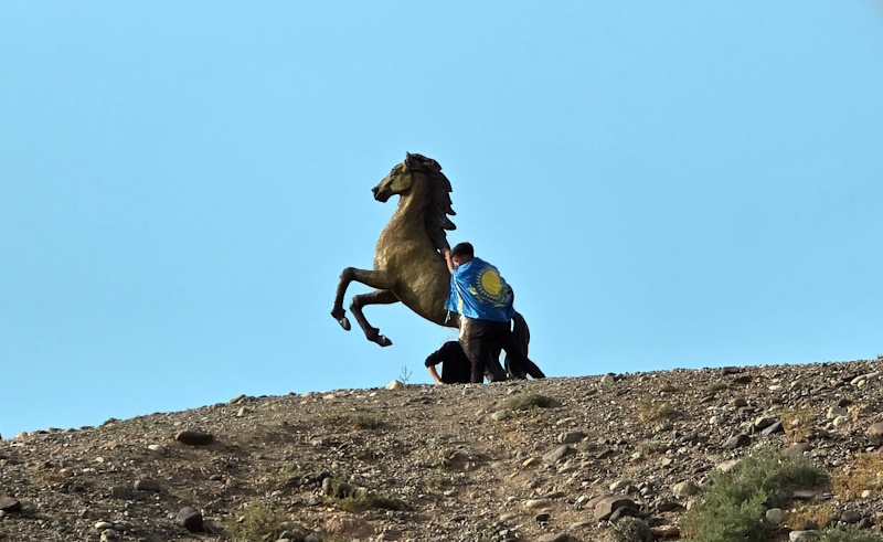 ”Ресейге енді оралмаймын”: Эмигранттар Қазақстанда не себепті қалғандарын айтып берді