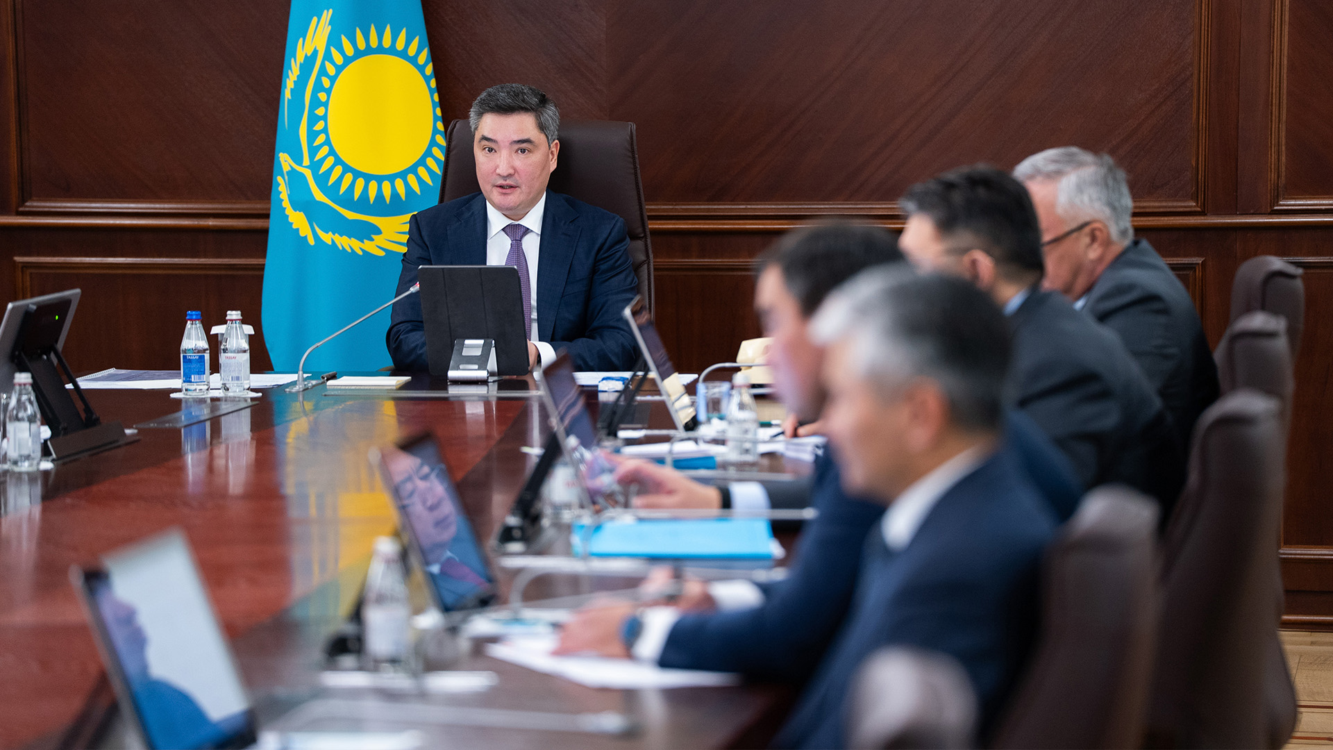 Мемлекет басшысы Қазақстан үш жыл ішінде жаппай цифрлық елге айналуы керек деген мақсат қойды: Үкіметте жобаларды жүзеге асыру барысы қаралды