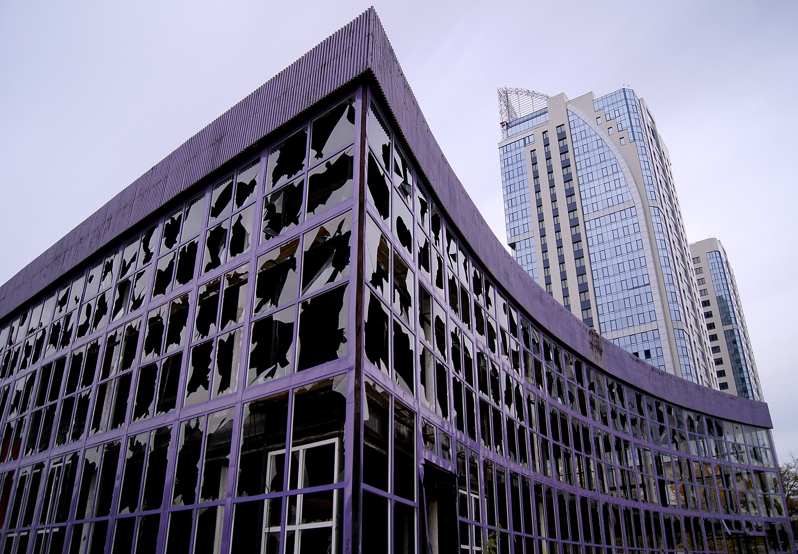 Сынған терезелер теориясы: Қоғамдағы тәртіп ұсақ-түйектен басталады