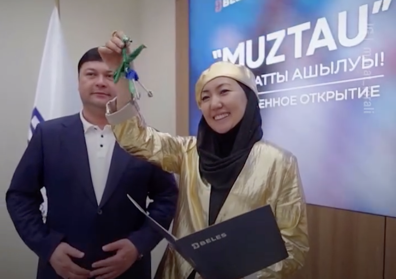 "Далада қаңғырып жүрген отбасыларға неге бермейді": Халық айтыстан тағы бір пәтер алған Сара Тоқтамысова туралы