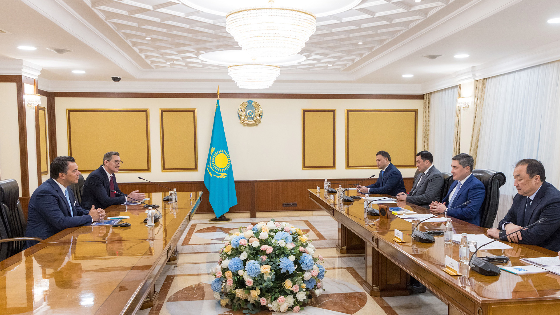 Олжас Бектенов LanzaJet басшылығымен елімізде экологиялық таза авиаотын өндіретін зауыт салу мәселесін талқылады