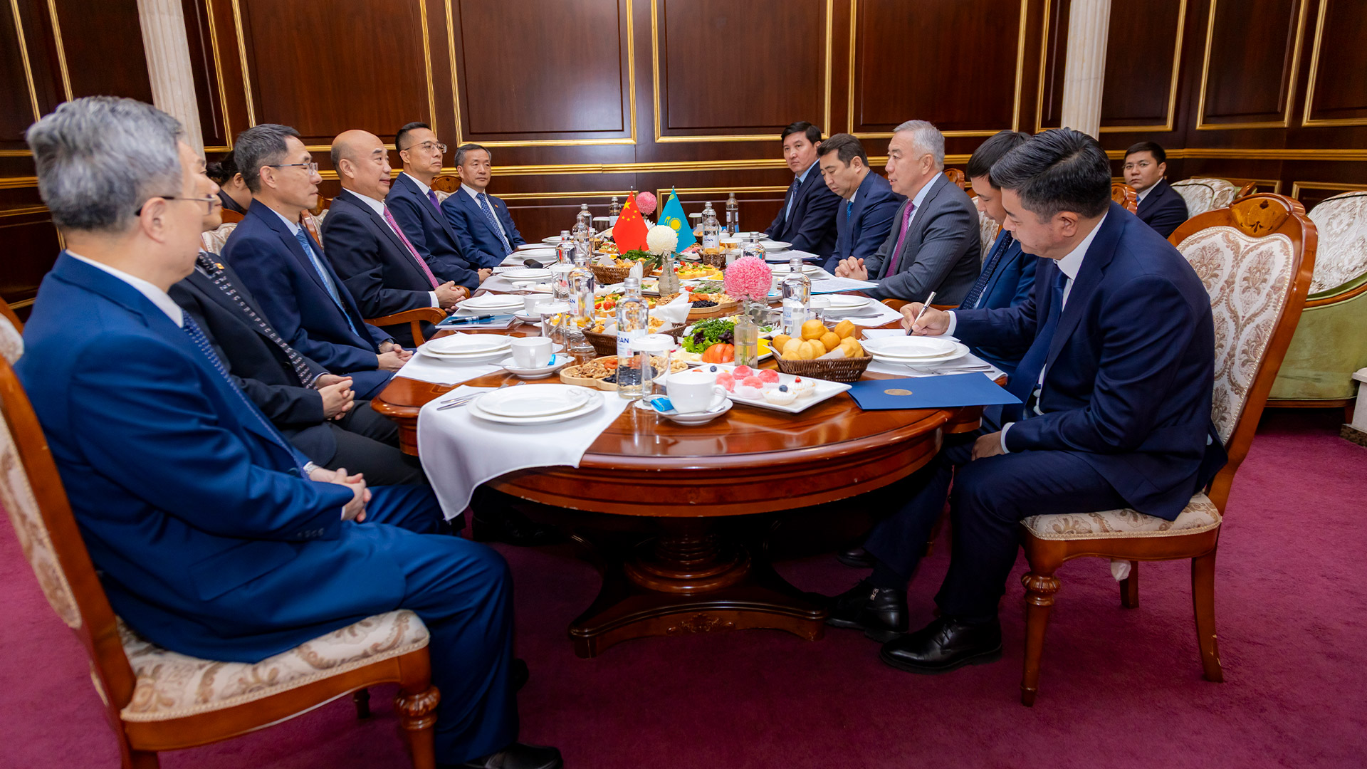 Қазақстан мен Қытай вице-премьерлері сауда-экономикалық ынтымақтастықты кеңейту мәселелерін талқылады