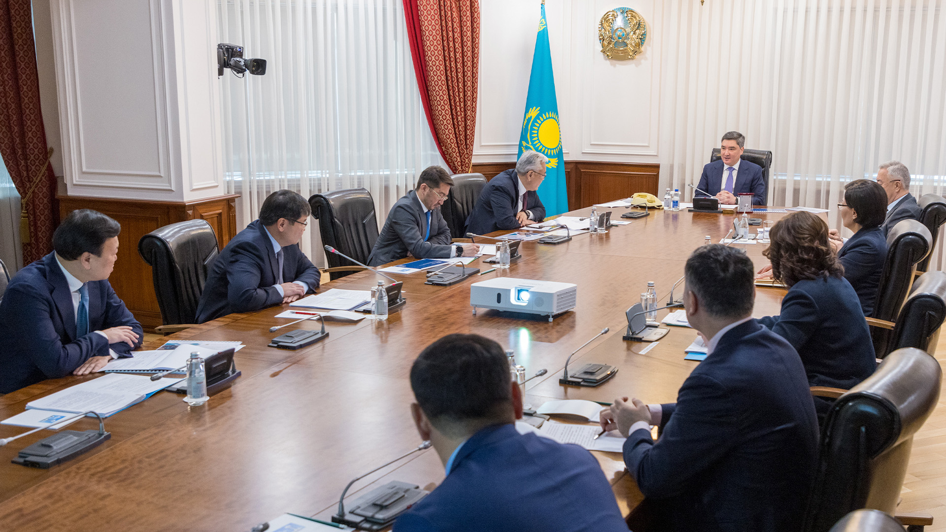 Олжас Бектенов халықты әлеуметтік қолдау жүйесін жетілдіру мәселелері жөнінде кеңес өткізді