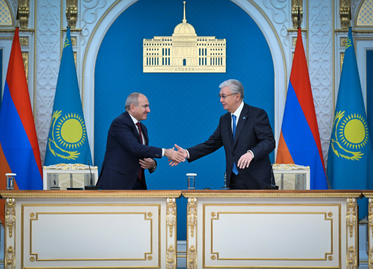 Қасым-Жомарт Тоқаев пен Никол Пашинян БАҚ өкілдеріне арналған брифинг өткізді