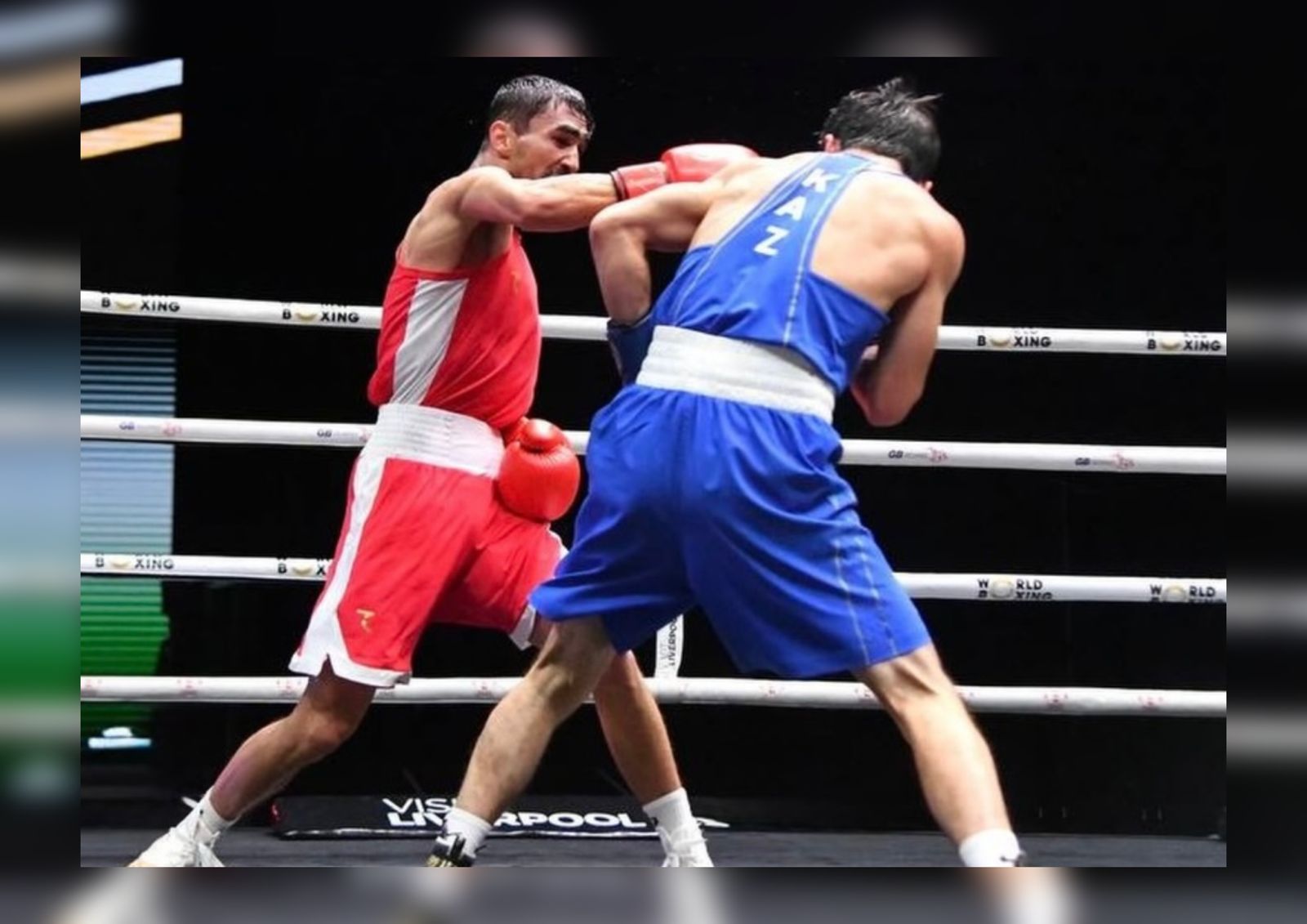 "Видеолармен арқадан қанжар қадады": Журналист әлеуметтік желіге қазақ жігіттерінің таяқ жеп жатқан сәтін жариялаған өзбекстандық мамандарға шүйлікті