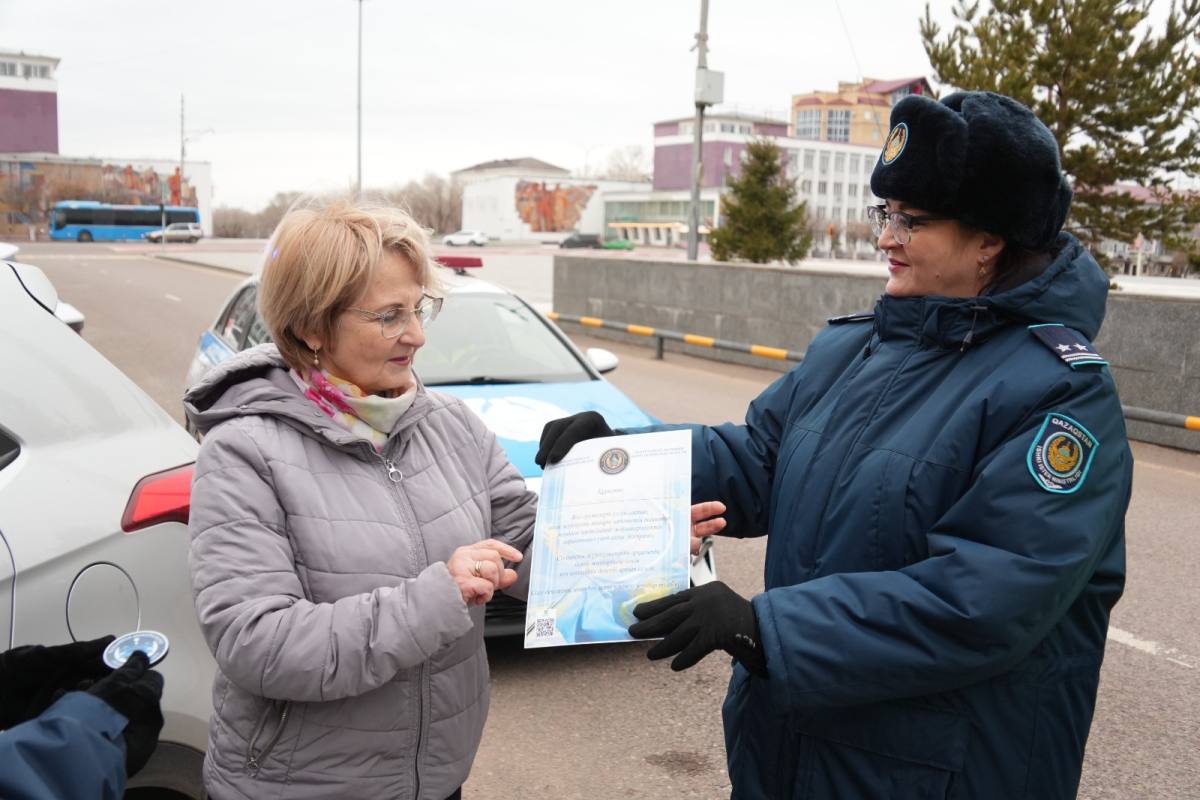 Қарағандыда 30 жылда бірде-бір рет жол ережесін бұзбаған жүргізуші марапатталды
