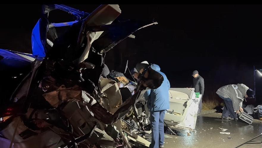 Төсекке байланған жезөкшемен порно