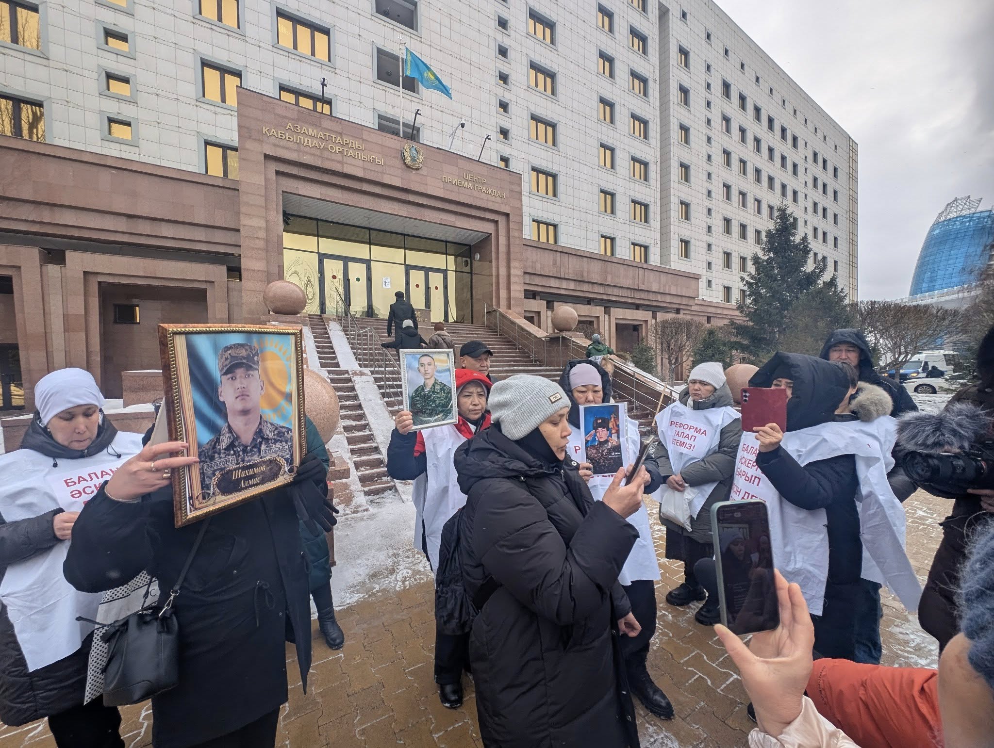 Әскерде көз жұмған сарбаздардың аналары митиңге шықты: Президент бас прокурорға шұғыл тексеруді тапсырды 