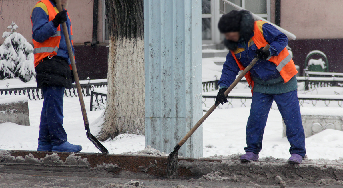 Алматыда қар жауып, бір түнде 17 жол апаты тіркелген