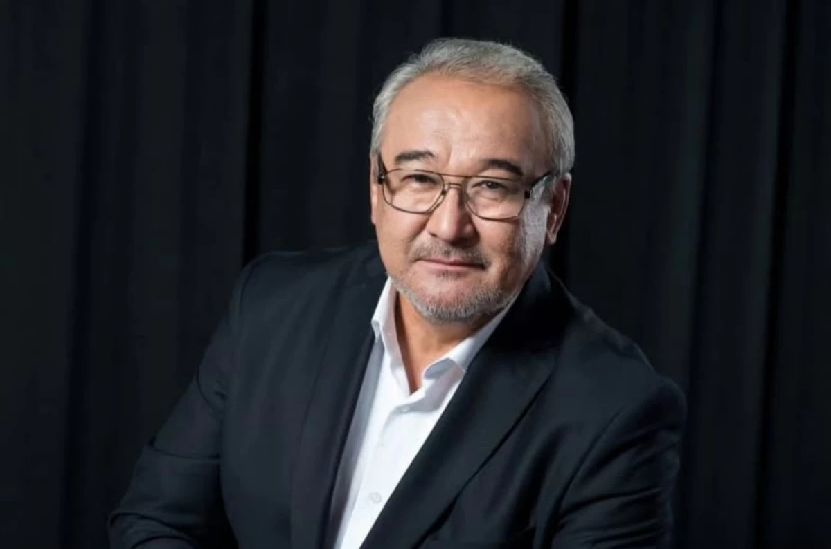 Бір қыздың порнографиясын көріп отырған адамдар тобы Ashlyn Rae суреті