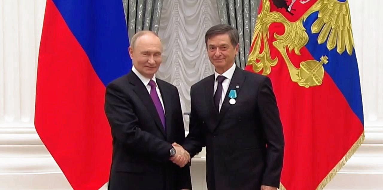 Қазақстандық актер Путиннің қолынан марапат алды