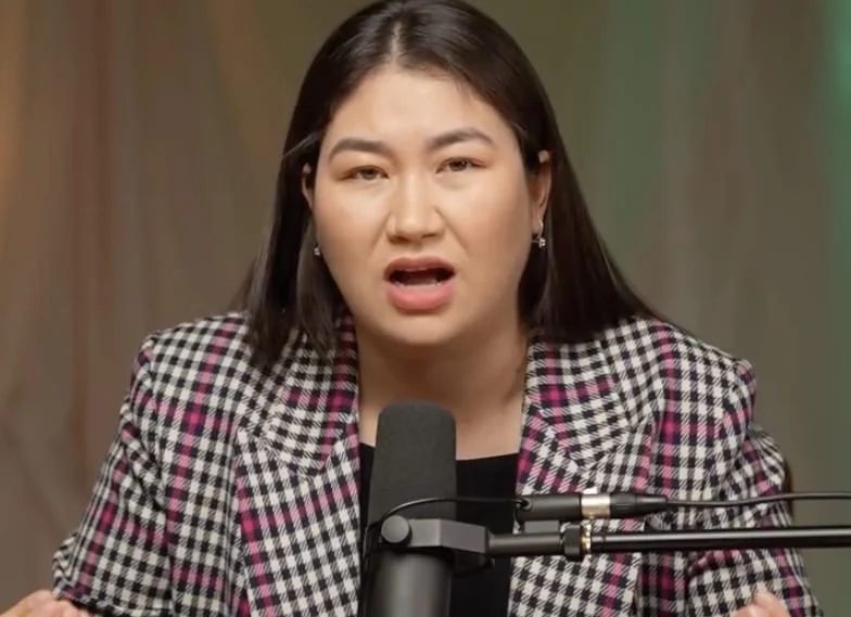 ”Курорттан келген жоқ”: Актриса Ақерке Арыс босанған әйелдің үйіне қонаққа баратын адамдарды қатаң сынға алды