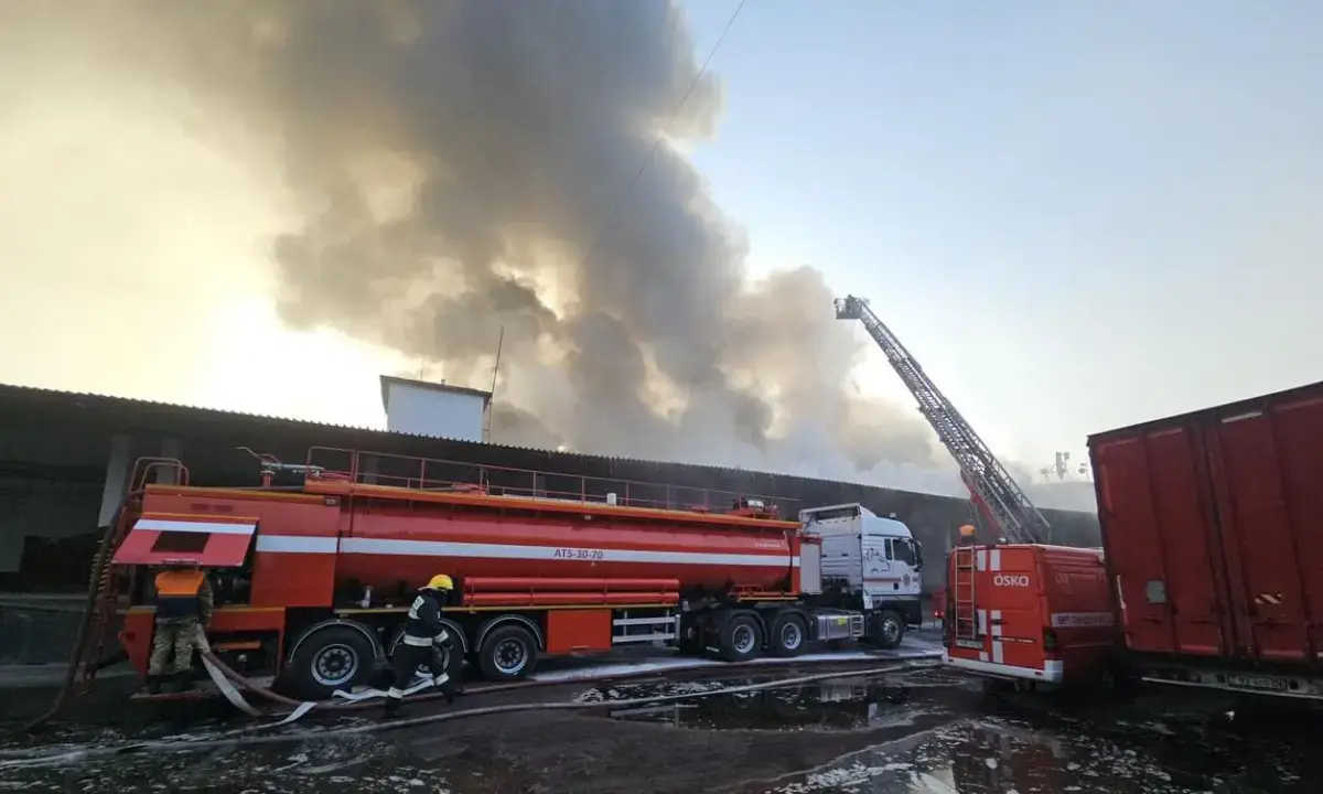 Алматыда екі қабатты қойма өртеніп жатыр