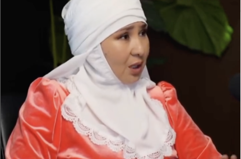 "Имамдар көре алмайды, аяқтан шалды": Хиджабтағы қызға тиіскен Рүстем Жүгінісовтың анасы сол күнгі оқиға туралы бар шындықты айтты