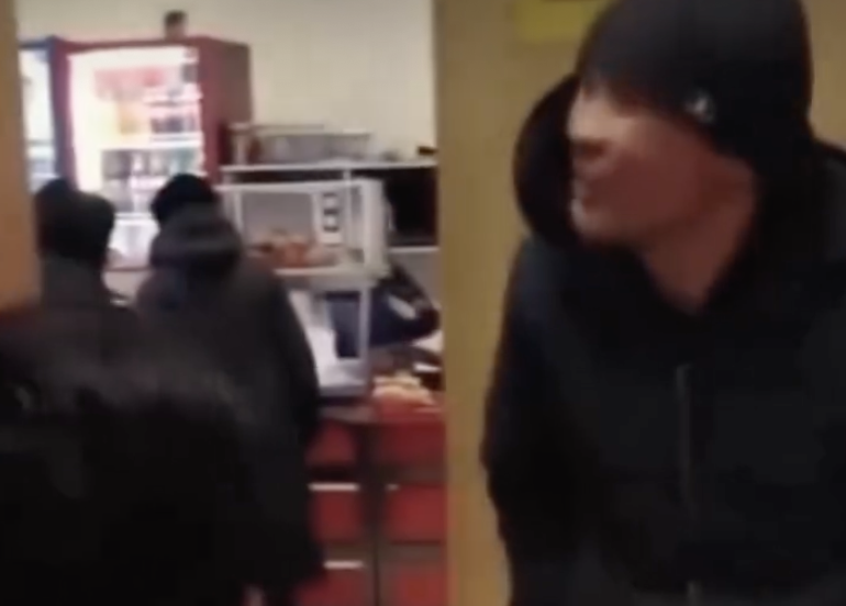 "Надандық": Ас ішіп отырған қытай азаматтарына тиіскен қазақ жігіттері елдің ашуын тудырды