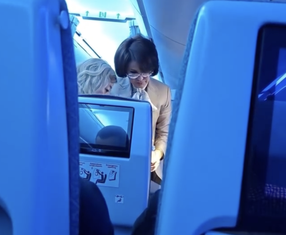 "Түрлі пиғылда пайдаланып жатқандардікі - сорақылық": Әнші Ақбота Керімбекова ұшақта науқасқа көмектескен министр Әлназароваға араша түсті