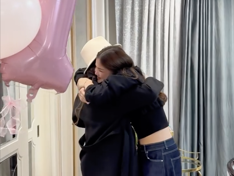 "Мен сені қалай жақсы көретінімді білесің": Қызына жүрекжарды тілегін арнаған Мөлдір Мұқан елді жылатты