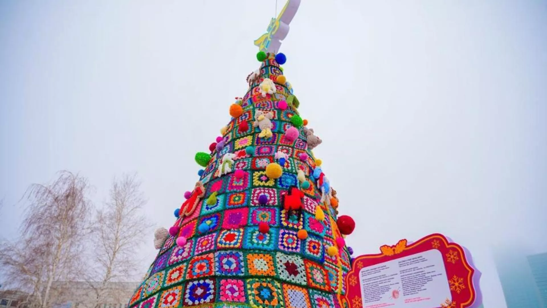 Астанада ұлттық нақышта безендірілген эко-шырша бой көтерді