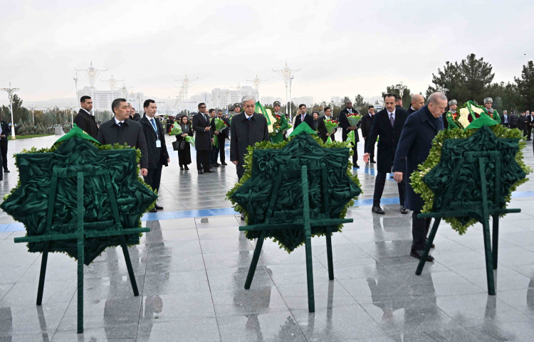 Мемлекет басшысы Бейтараптық монументіне гүл шоғын қойды