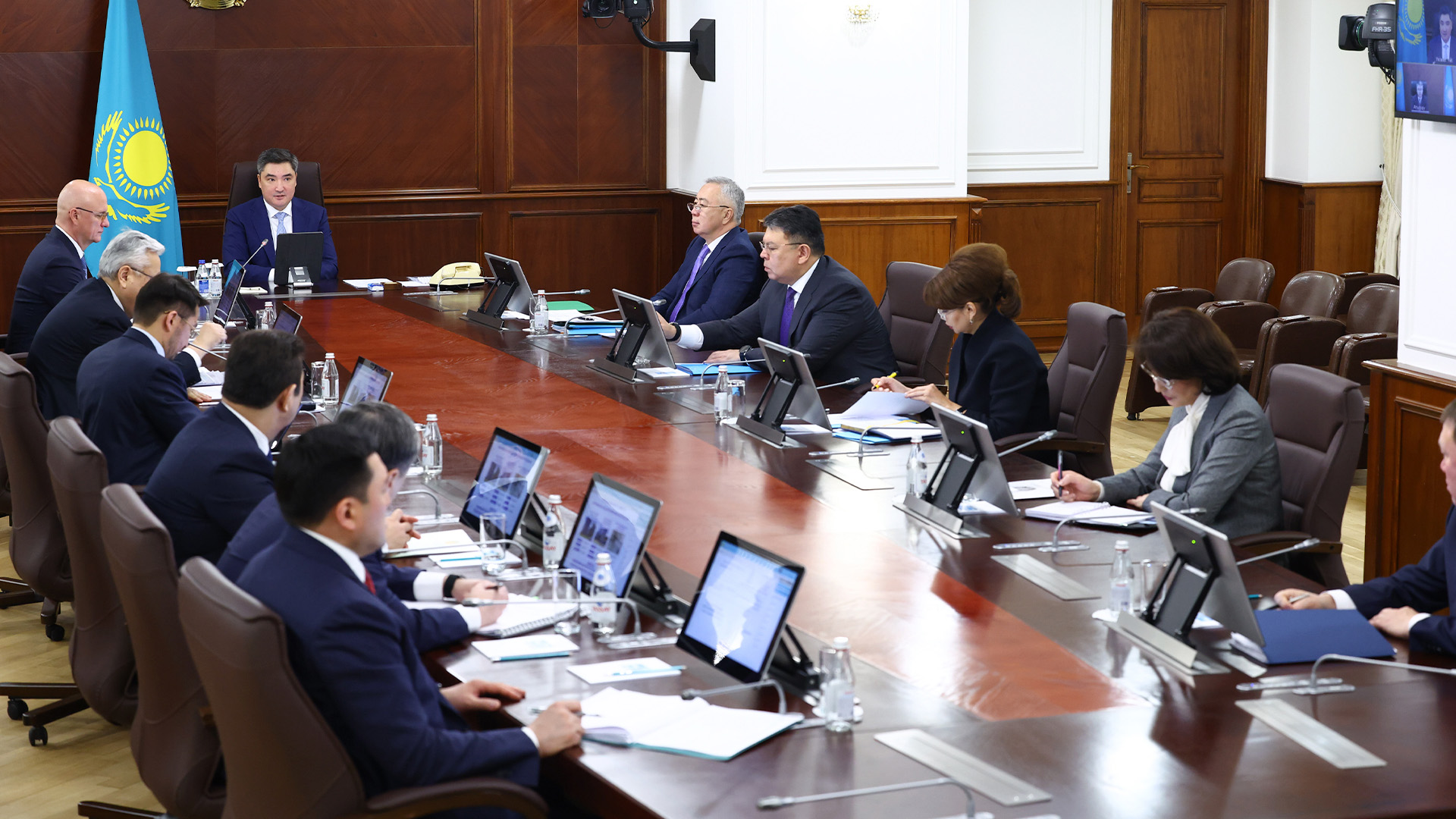 «Мемлекеттік қолдау шаралары нарықтың адал қатысушыларына ғана көрсетіледі» — Олжас Бектенов отандық фармацевтикалық өндірушілерді қолдау туралы