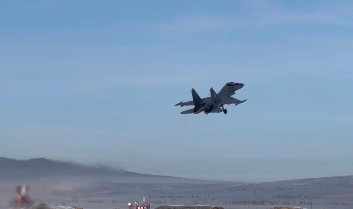 Әскери ұшқыштар оқу-жаттығу ұшуларын даңқты қолбасшы Бауыржан Момышұлына арнады