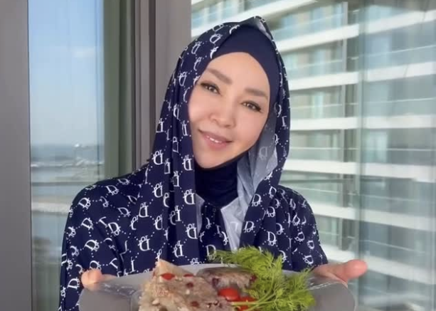 "Бәрін ботқа қылды": Ақын Айнұр Тұрсынбаева тағы да сынның астында қалды