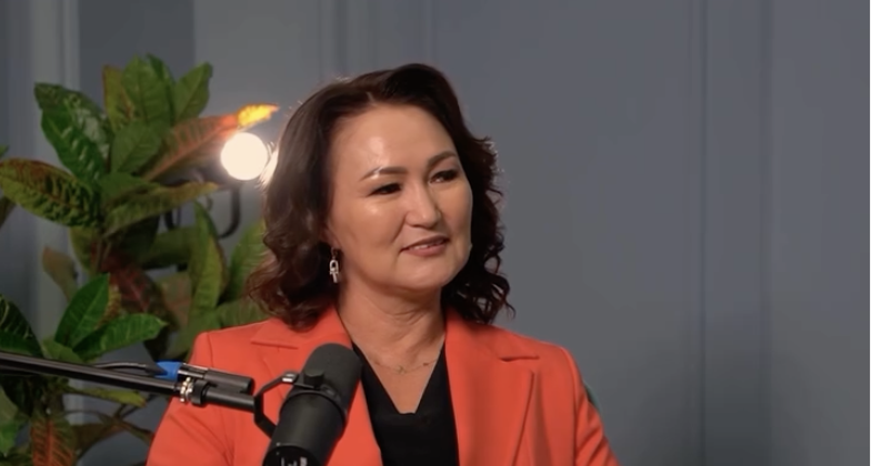 "Тұшпара түйіп саттық": Журналист Гүлмира Әбіқай бұрын-соңды айтпаған қиын өмірі туралы