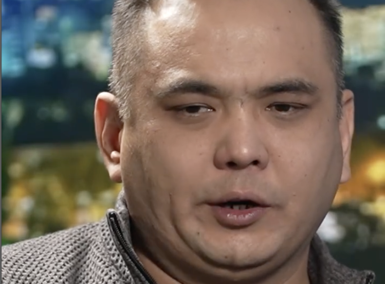 "Қоғамды дүр сілкіндірген мәселе болған кезде, басын жерге тыққан түйеқұстай тығылып қалады": Жан Ахмадиев қазақ әншілері туралы