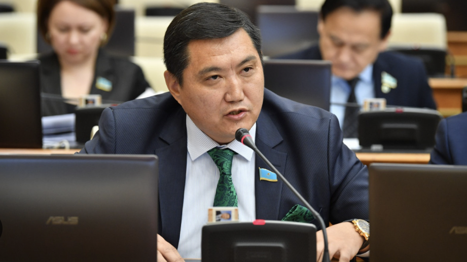 "Бізді тоқтата алмайсыңдар": Депутат Бақытжан Базарбек өзіне ақпараттық шабуыл жасалып жатқанын мәлімдеді