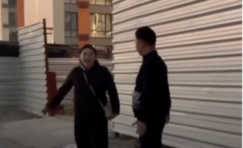 "Мені ұрып төпелейді": Күйеуі күштеп көлікке мінгізбек болған әйел адам жолаушыдан көмек сұрап, аман қалды