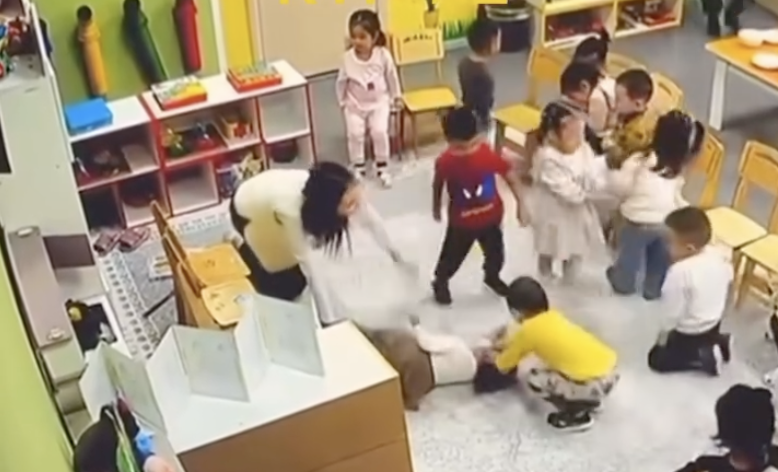 "Жабылып бір баланы ұрған": Ұлытау облысында шиеттей бүлдіршіндер сәбиді сабап тастады