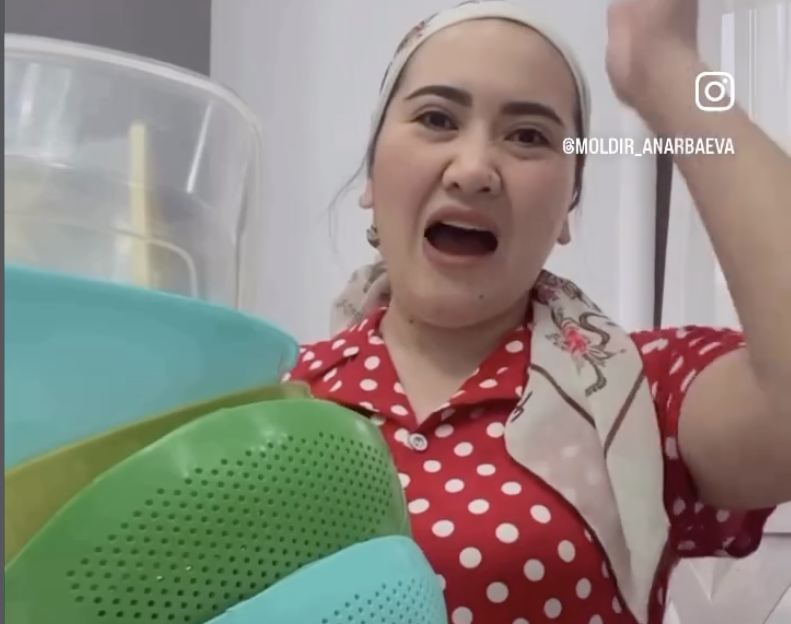 "Доғарайық қатындар": Мөлдір Анарбаева оңтүстікте тойбастарға берілетін ақ орамалдар мен мата туралы