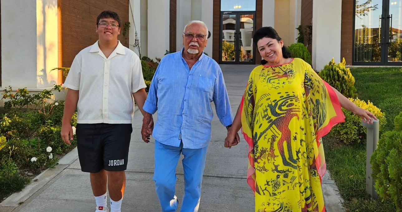 "Әкеңнің әруағы қолдасын": Марқұм Асанәлі Әшімовтың ұлы 18 жасқа толды