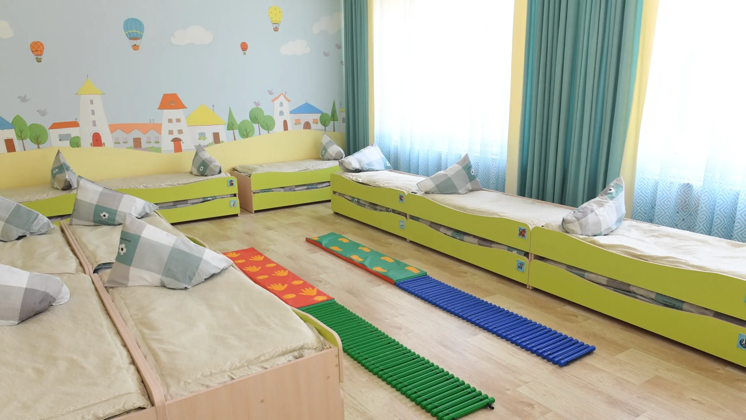 Шымкентте балабақша тәрбиешісі бүлдіршіндерді инемен қорқытып ұйықтатпақ болған