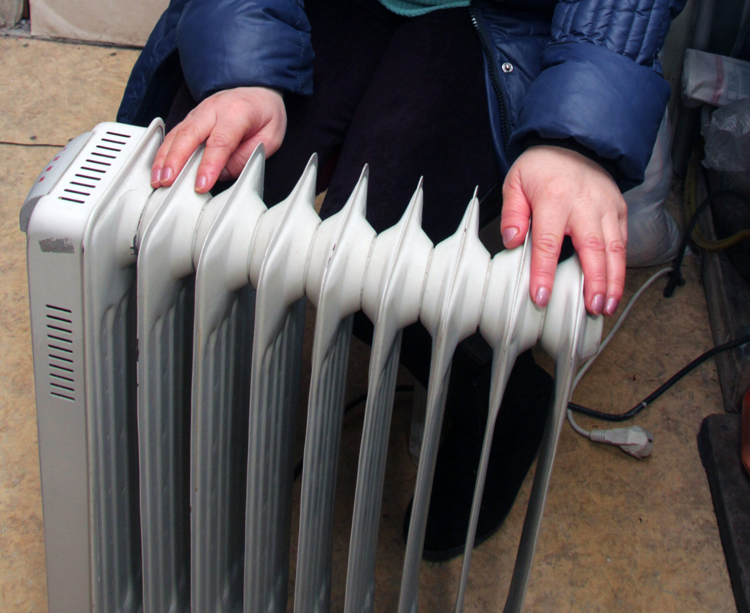 "Баланы асырауға психикаларың шыдамай ма, тумаңдаршы": Желіде туған баласын батарейге байлап соққан ананың адам шошырлық видеосы тарап кетті