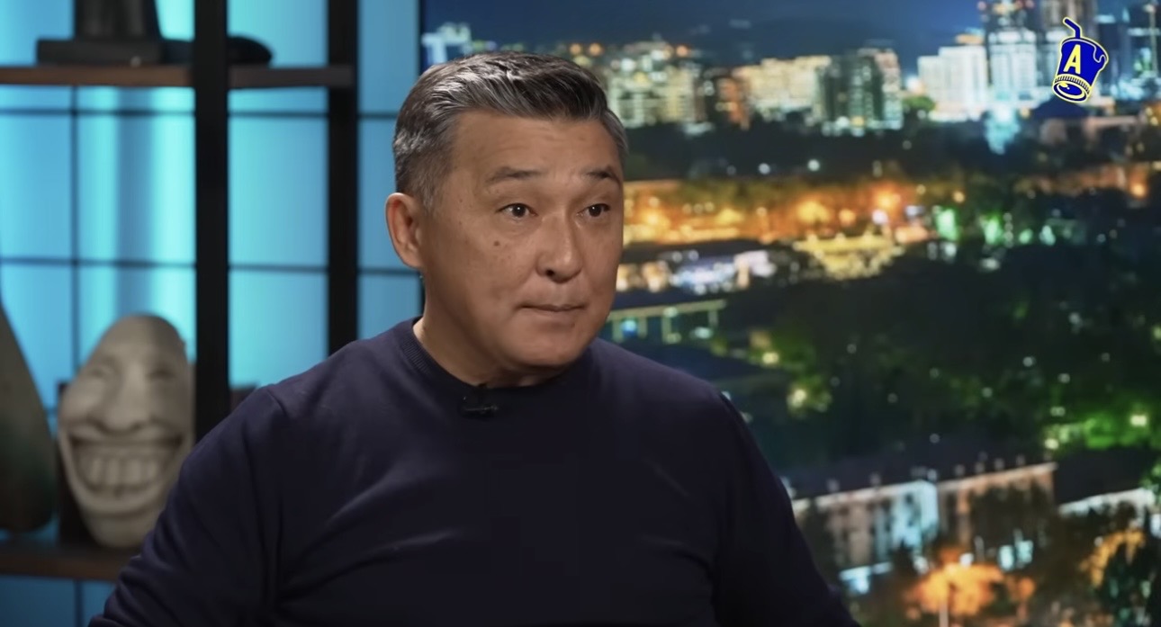 ”Тіл шықпаса мұрыннан қан шықпайды”: Алмат Сақатов жас әншіні соққыға жыққан Мұқасан Шахзадаев туралы