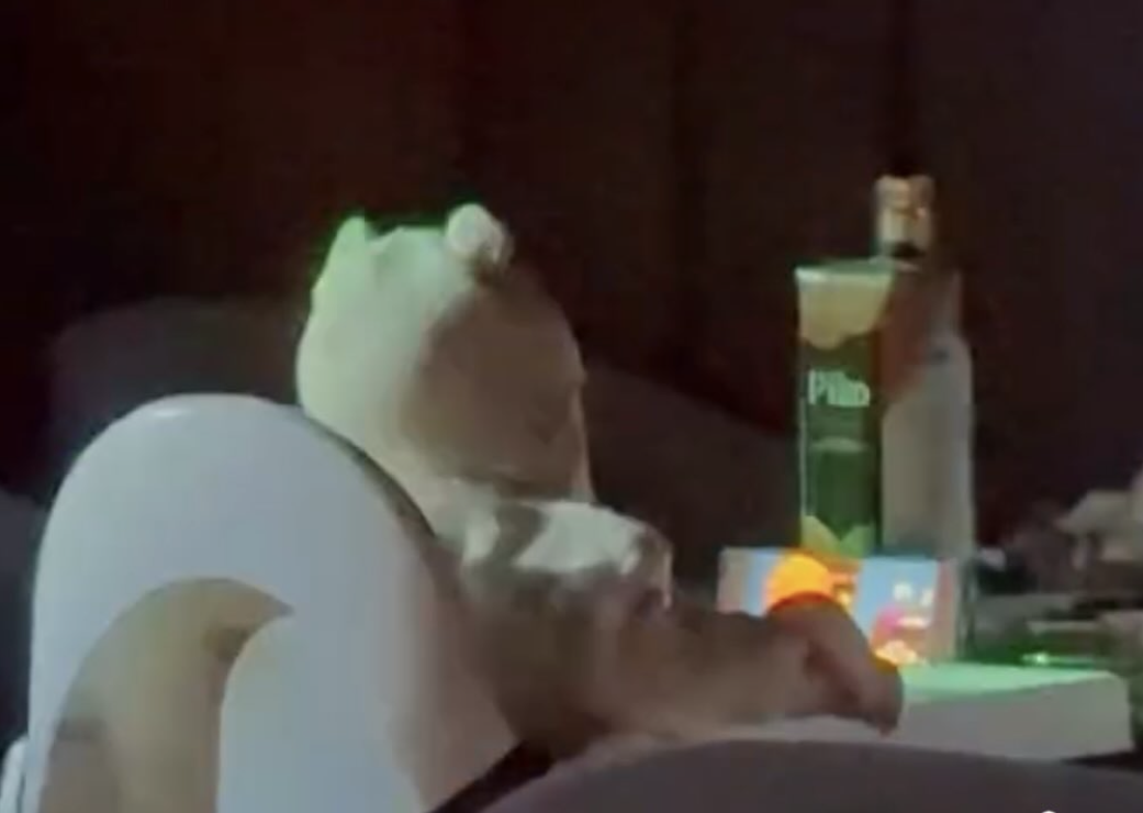 "Бөпеге обал": Түнгі клубта шиеттей сәбимен жүрген жас ана елдің ашуына тиді