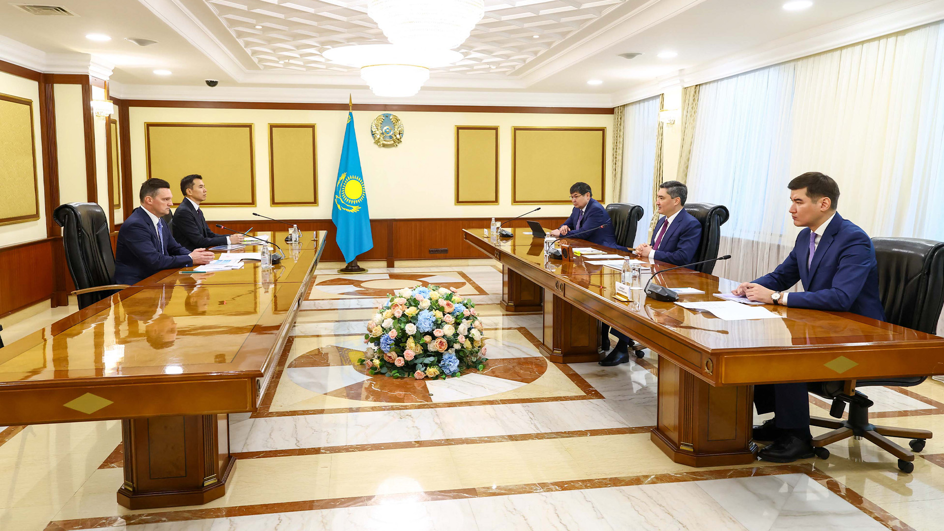 Олжас Бектенов ЕАДБ басшысы Николай Подгузовпен бірлескен жобаларды жүзеге асыру мәселелерін талқылады