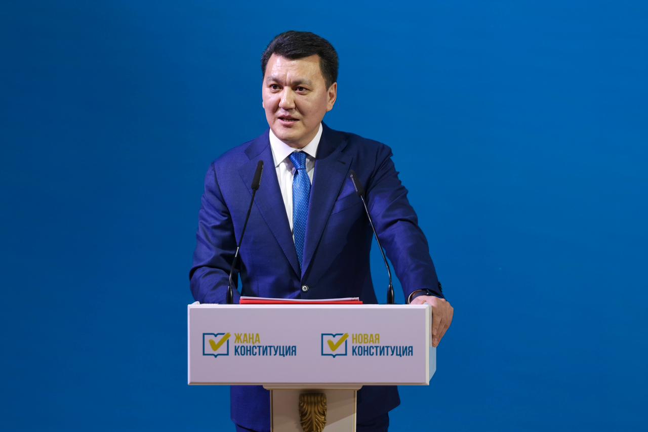 «30 жылда қоғам өзгерді»: Мемлекеттік кеңесші қолданыстағы Конституция мен жаңа Ата Заңның айырмашылығын атады