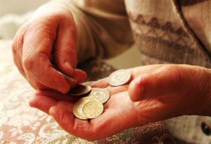 Өздерін салық қызметкері деп таныстырған алаяқтар қазақстандық зейнеткерді сан соқтырды