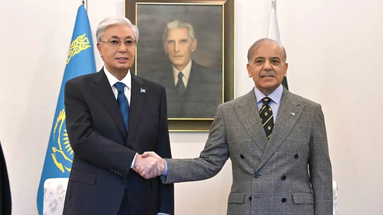 Қасым-Жомарт Тоқаев пен премьер-министр Шахбаз Шариф шағын құрамда келіссөз жүргізді