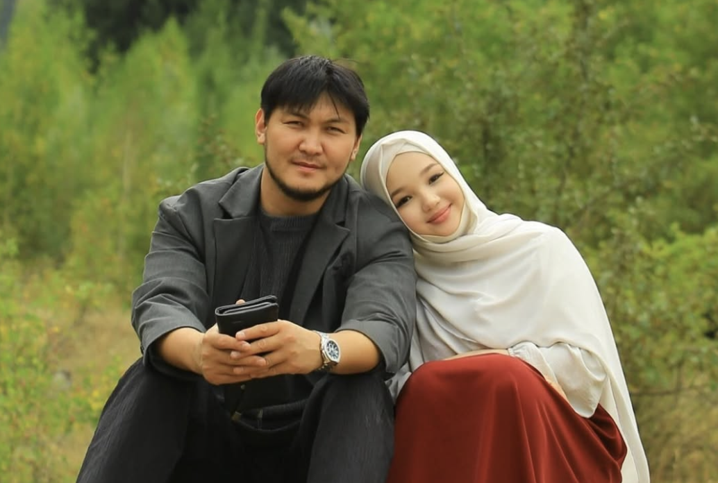 "Қандай жағдай болмасын жанымда бол": Әнші Жігер Аупбаев өзінің қызымен жасты әйелі туралы