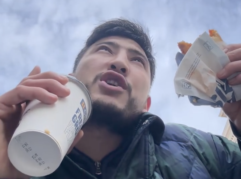 "Пайғамбардың бүкіл сүннетін істейді, үлкен үй, көлік дейтін понт жоқ" - Англиядағы қазақ жігіті халыққа ағылшындардан үлгі алуға шақырды