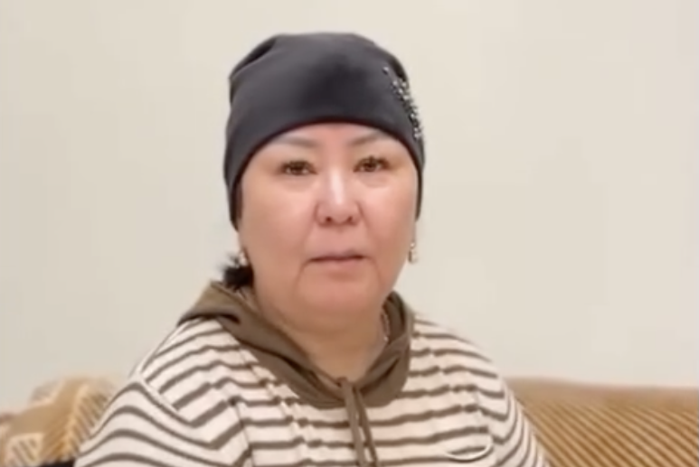 "Қатты ызаланған, намысына тиген": Атырауда мектепке балта апарған баланың анасы өз шындығын айтып, жылап жіберді