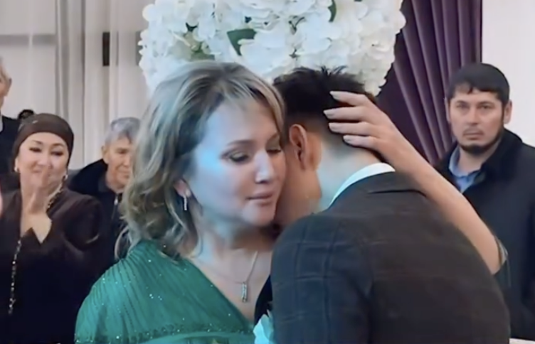 Өз тойында анасына еңіреп жылаған жігіттің әрекеті елдің қызу талқысына түсті