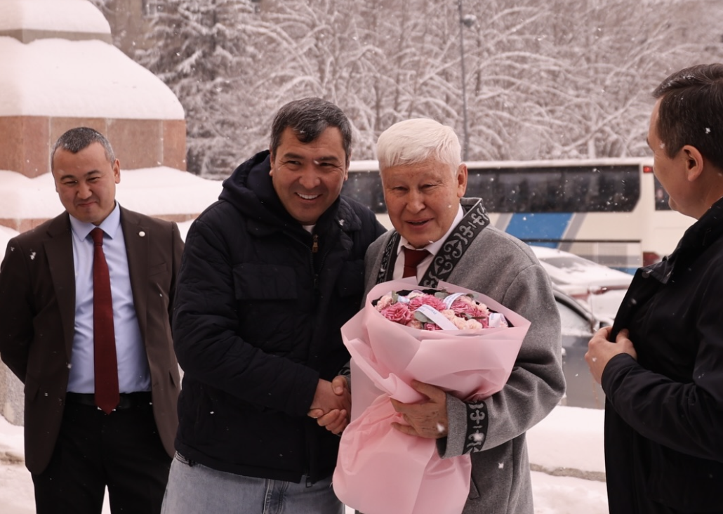 Шәкірті елге қызмет етсе ұстаз еңбегінің ақталғаны - Динара Сәтжанның күйеуі Асқар Жұмаділдаевқа берген қымбат көлігі туралы