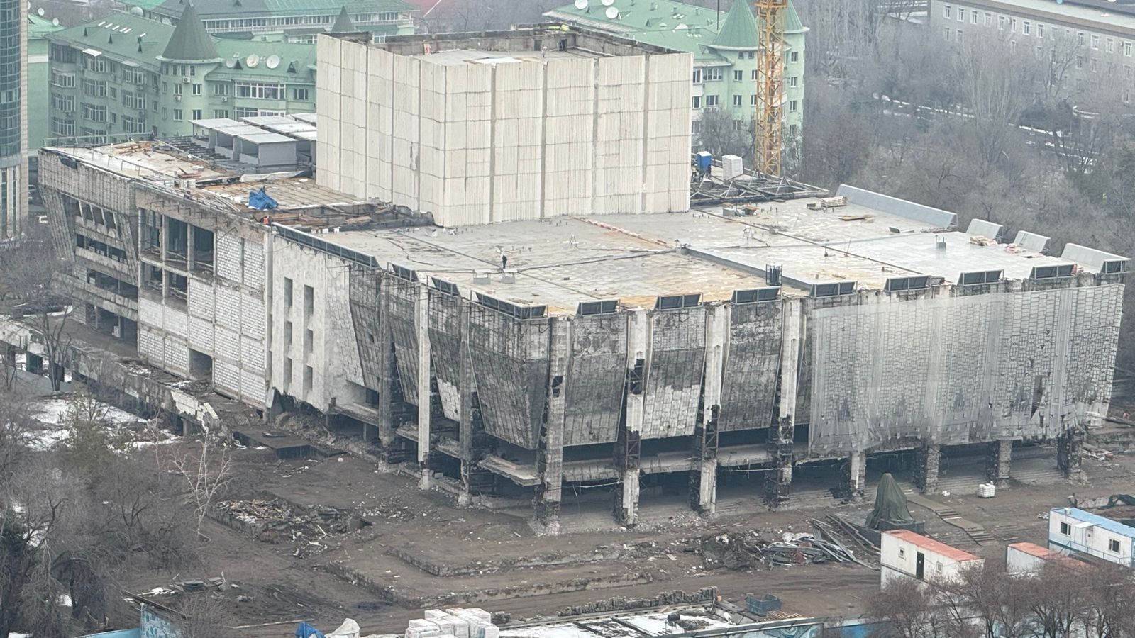 Әуезов театрының тағдыры: Жабық қоршаудың ар жағында не болып жатыр?