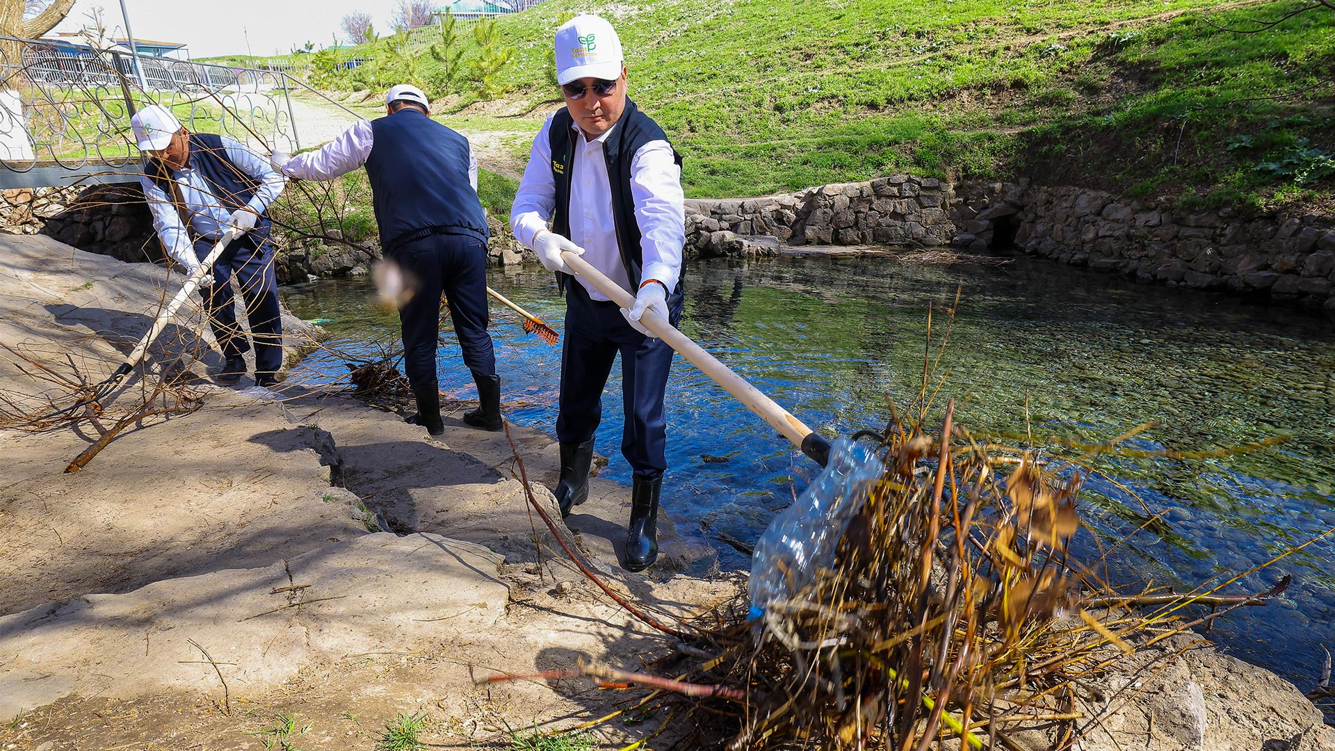 Президенттің «Таза Қазақстан» бастамасы: Олжас Бектенов Түркістан облысында «Мөлдір бұлақ» акциясына қатысты